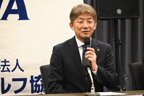 日本プロゴルフ協会の明神正嗣会長が来季シニアツアーの日程を発表※撮影は3月