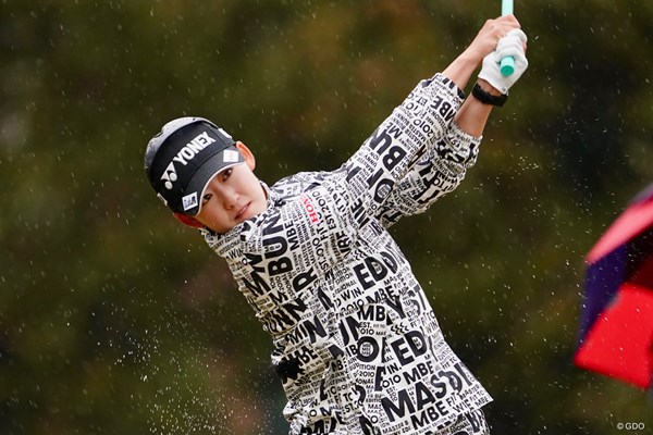 2ホールを消化して順延となった岩井千怜。2打リードの暫定首位に立つ