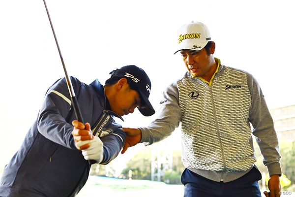 ジュニアレッスン会で久常優樹を教える松山英樹