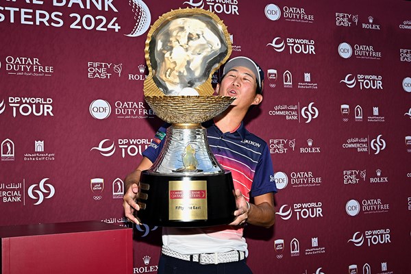 2024年 コマーシャルバンク カタールマスターズ  最終日 星野陸也 カタールマスターズの優勝トロフィーはキャディバッグぐらい重いらしい(Octavio Passos/Getty Images)