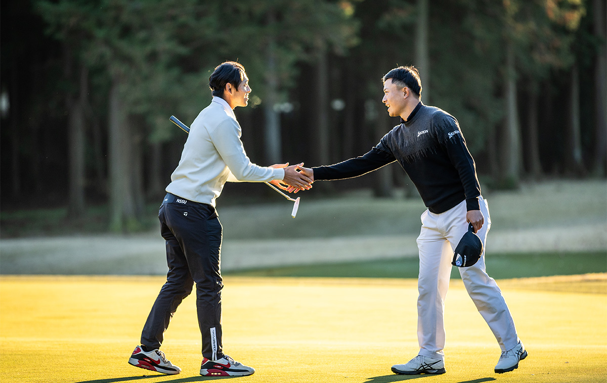 2024年 フジクラ特集 初出場の岡田晃平（右）は「これが僕の最終戦」と臨み、プロ部門優勝の山内と同スコア「68」をマーク