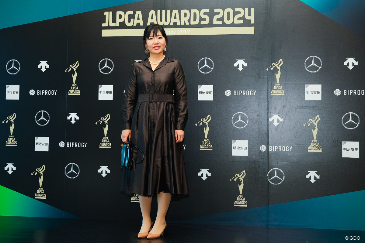 黒でまとめた 2024年 JLPGAアワード 黄アルム