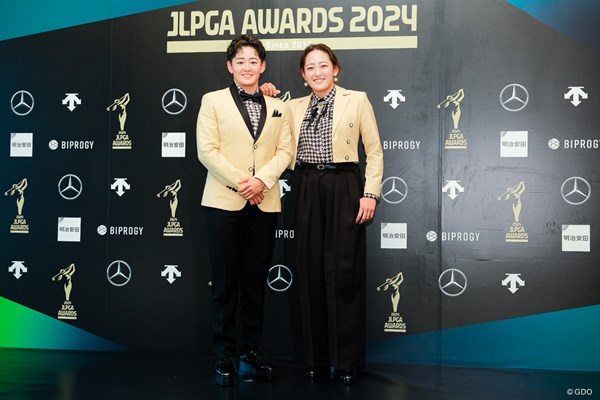2024年 JLPGAアワード 岩井明愛 岩井千怜 今年も双子コーデ