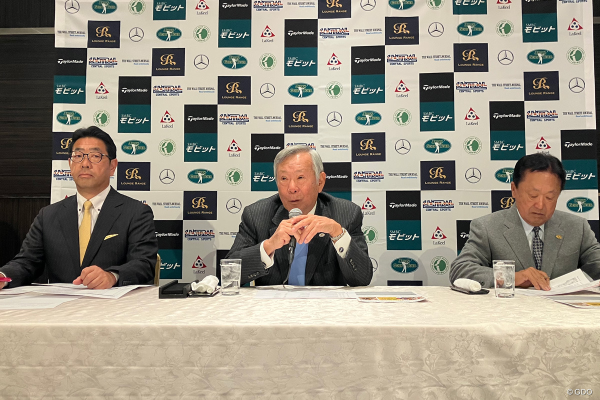 来季について今後の試合数増加を示唆した諸星裕JGTO会長（中央）