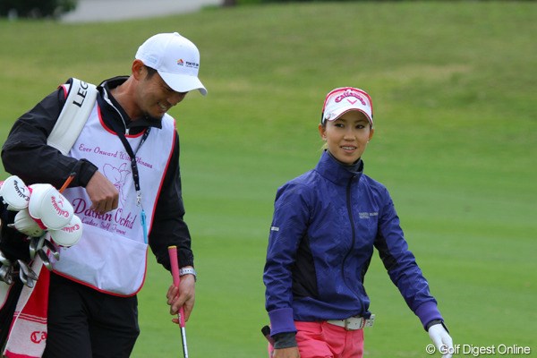 2011年 ダイキンオーキッドレディスゴルフトーナメント 初日 上田桃子 今週は笑顔でのラウンドが印象的な上田桃子。最後のイーグルはゴルフの神様からのご褒美か