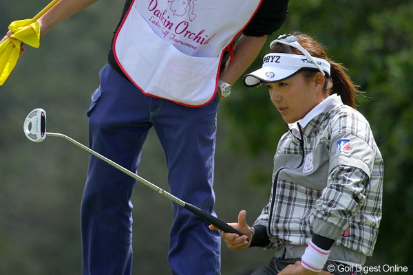 2011年 ダイキンオーキッドレディスゴルフトーナメント 初日 有村智恵 この日は「32」パット。独特の高麗グリーンを攻略できずに苦しんだ有村智恵