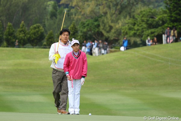 2011年 ダイキンオーキッドレディスゴルフトーナメント 初日 新垣比菜 グリーン上ではお父さんと共にラインを読む