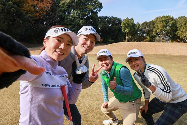 ファンと記念撮影する有村智恵（ヤマハ提供）