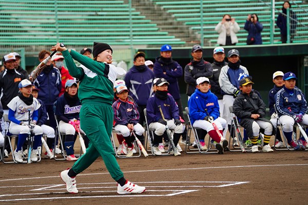 渋野日向子 ホームラン競争に飛び入りチャレンジ