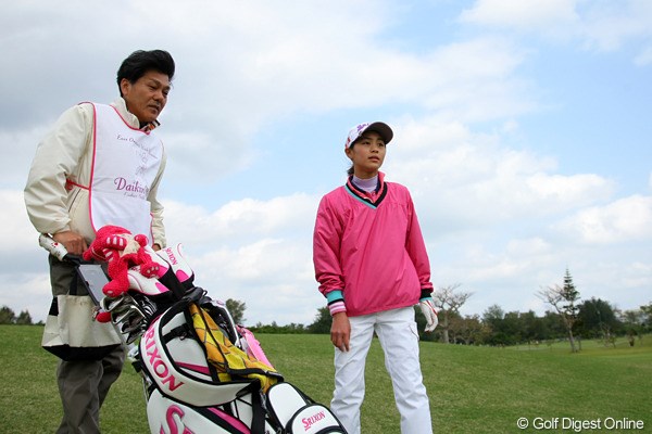 2011年 ダイキンオーキッドレディスゴルフトーナメント 初日 新垣比菜 お父さんと共に、プロの試合に始めて出場！序盤はついていくのに精いっぱい？