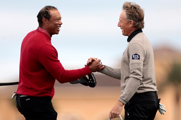 勝負が決まり握手を交わすランガー（右）とウッズ（Douglas P. DeFelice/Getty Images）