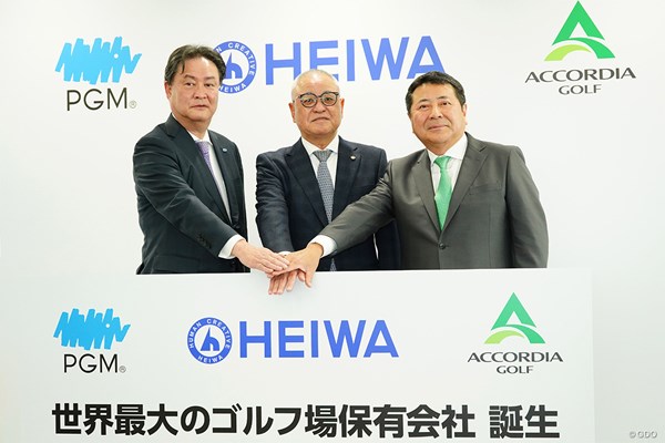 PGM 5100億円の巨額買収となった（左からPGMの田中耕太郎社長、平和の嶺井勝也社長、アコーディア社長就任予定の三好康之氏）