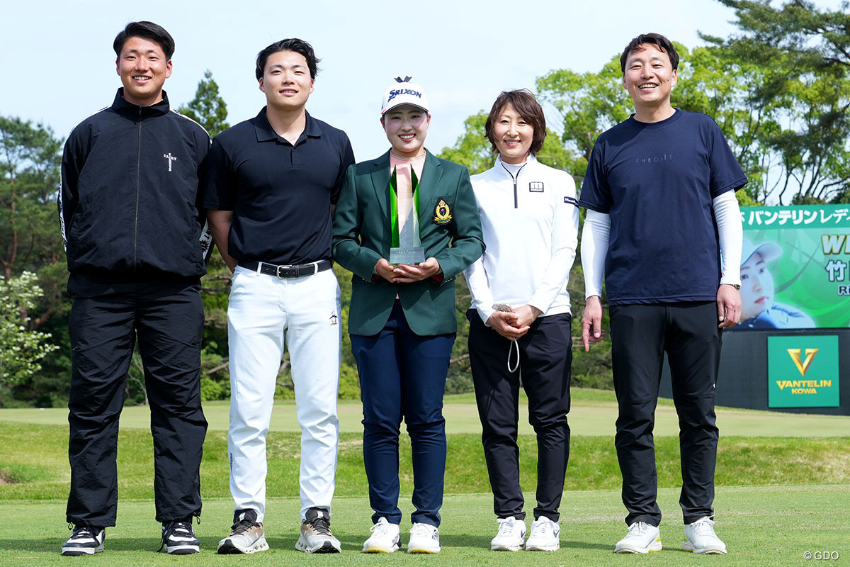 右から2人目が母で女子プロの平瀬哲子、一番右が父の宜史さん