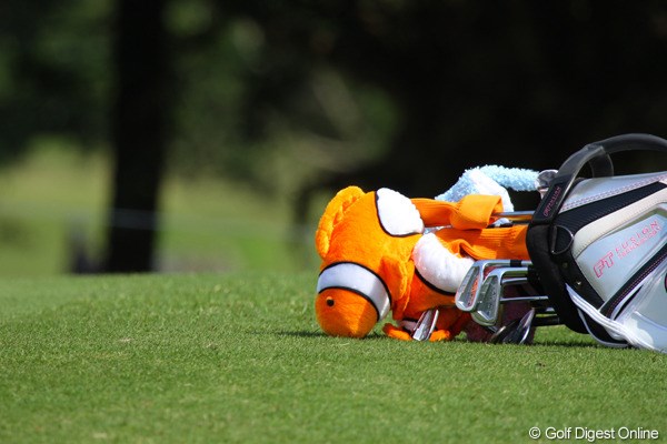 2011年 ダイキンオーキッドレディスゴルフトーナメント 初日 パク・ヒヨンのキャディバッグ 芝生の上でちょっぴり苦しそうなニモ。パク・ヒヨンのキャディバッグです