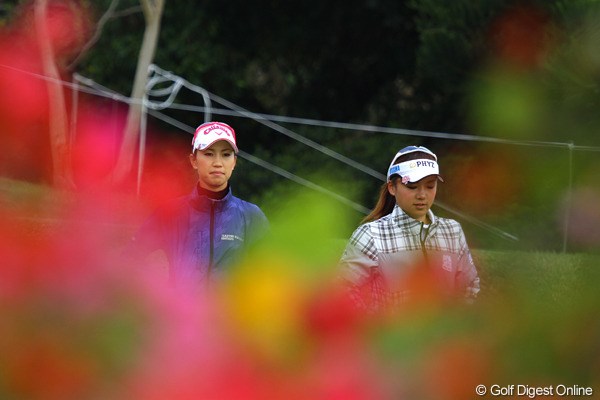 2011年 ダイキンオーキッドレディスゴルフトーナメント 初日 上田桃子＆有村智恵 桃子と智恵。熊本の先輩、後輩が揃ってラウンド
