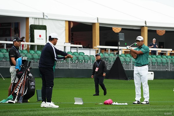 松山英樹のコーチ・黒宮幹仁が話す一年の歩み 練習場では常に自分自身との戦い。それをコーチがサポートする（手前が黒宮）