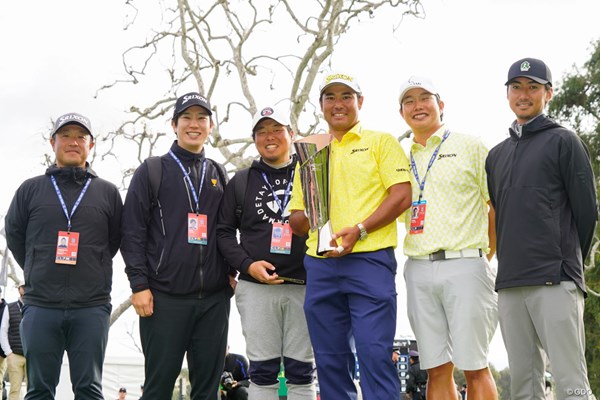 松山英樹のコーチ・黒宮幹仁が話す一年の歩み 優勝した「ジェネシス招待」での一コマ。左からレップ宮野氏、須崎トレーナー、黒宮、松山、早藤キャディ、平井マネジャー