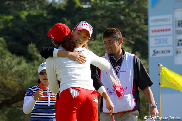 2011年 ダイキンオーキッドレディスゴルフトーナメント 2日目 上田桃子 この日は申智愛、イ・ボミとの賞金女王トリオでのラウンド。ノーボギーで4位に浮上！