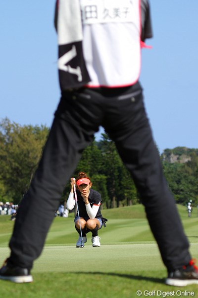 2011年 ダイキンオーキッドレディスゴルフトーナメント 2日目 金田久美子 ラインを読む金田久美子。なんか、読みにくくない？