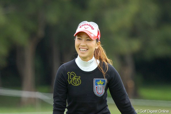 2011年 ダイキンオーキッドレディスゴルフトーナメント 2日目 上田桃子 今週の上田桃子はラウンド中の笑顔が絶えない
