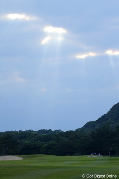 2011年 ダイキンオーキッドレディスゴルフトーナメント 2日目 朝8時の空