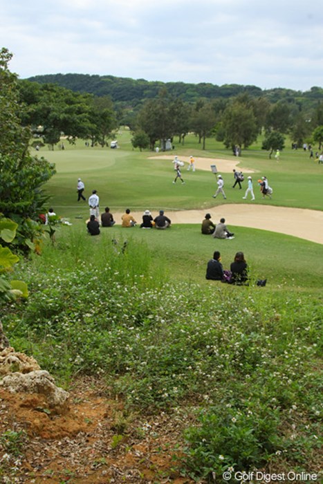 日が出ると、ゴルフ観戦にはちょうど良い気候となる 2011年 ダイキンオーキッドレディスゴルフトーナメント 2日目 琉球GC