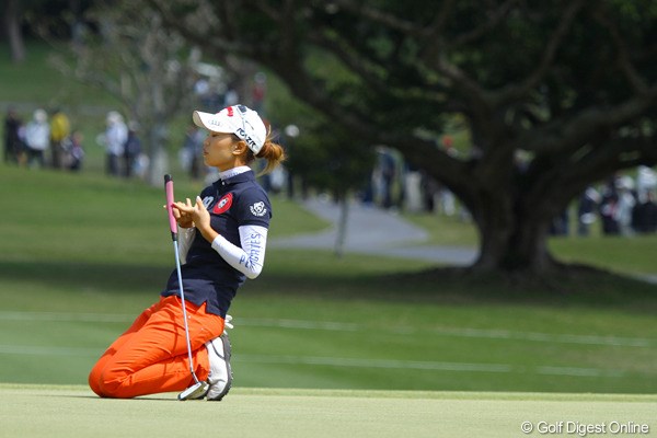 2011年 ダイキンオーキッドレディスゴルフトーナメント 最終日 上田桃子 9番でバーディパットが決まらず膝を落とす上田桃子。最終日にスコアを伸ばすことは出来なかった