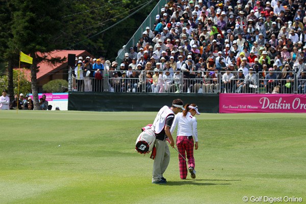 2011年 ダイキンオーキッドレディスゴルフトーナメント 最終日 有村智恵 最終ホールの3打目はちゃっくり。引っ掛かり易いライだったとのことですが、悔しい上がりとなってしまった