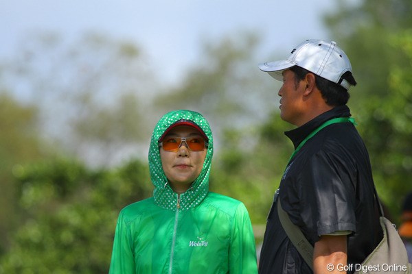 2011年 ダイキンオーキッドレディスゴルフトーナメント 最終日 辛ヒョンジュ 日焼けを嫌う韓国人選手特有の観戦スタイル。写真は予選落ちした辛ヒョンジュ