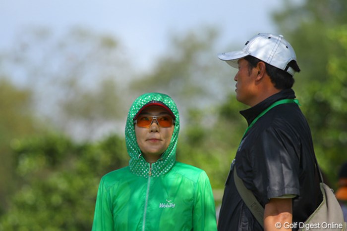 日焼けを嫌う韓国人選手特有の観戦スタイル。写真は予選落ちした辛ヒョンジュ 2011年 ダイキンオーキッドレディスゴルフトーナメント 最終日 辛ヒョンジュ