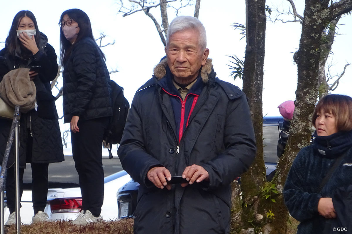 勝みなみのジュニアレッスンを見守る市来龍作さん