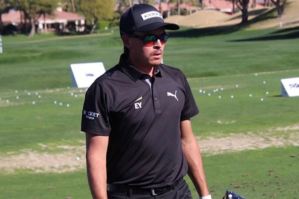 リッキー・ファウラー コブラのプロトタイプ2Wをテストするリッキー・ファウラー（提供GolfWRX）