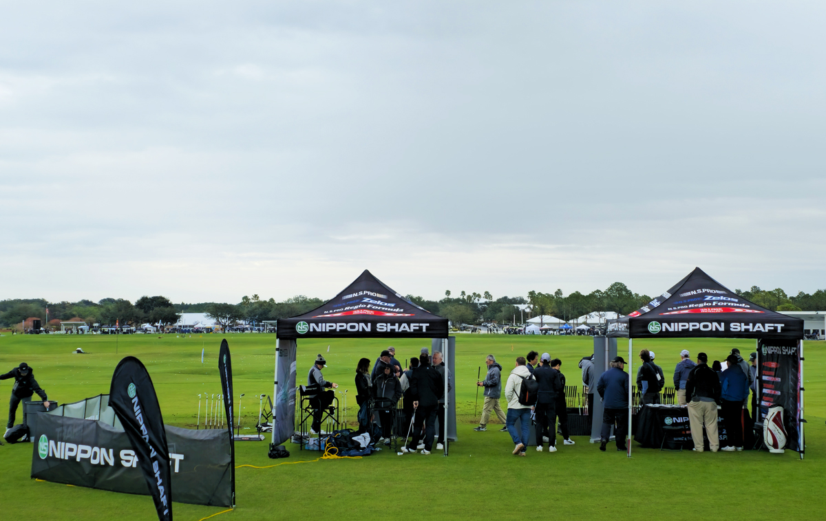 2025年 日本シャフト特集 反対側のブースは遠くに見え、中央ではボールを回収するカートが絶えず動き続けていた