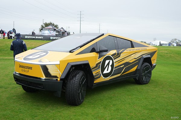 2025年 PGAショー DEMO DAY ブリヂストン テスラの車にブリヂストン装飾