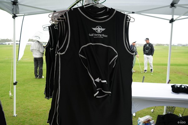 スイング矯正用のシャツ。PGAショー価格では1枚69ドル