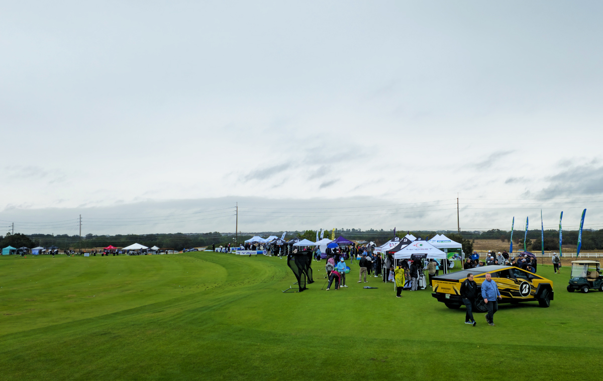 2025年 日本シャフト特集 直径520ydの屋外円形練習場。周囲約1.5kmに配されたブースはそれぞれ個性と先進性が光り、1周するごとに新たな発見がある魅力的な空間だった