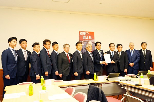 日本ゴルフ協会の山中博史専務執行役が地方自治体との連携について提案書を手渡した