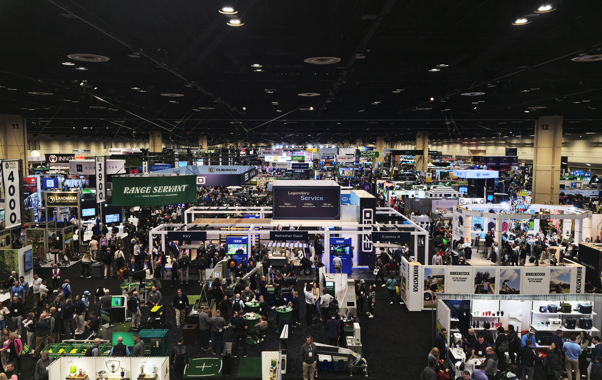 2025年 日本シャフト特集 見渡す限りゴルフにまつわるメーカーのブースが並ぶ。実はこの反対側にも同じ規模のフロアが広がり、見えているのはその半分なのです