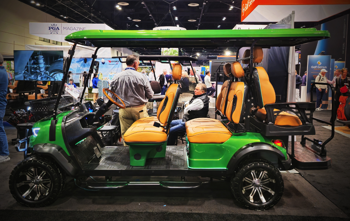 2025年 日本シャフト特集 米国ではゴルフカートの市場も大きい。ホテルやリゾート施設、空港など用途は様々。後方に設置された後ろ向きの座席はどんな風に使われるのか