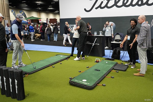 2025年 PGAショー エアブレイク マット下の土台に8つのポンプがついて空気を入れる