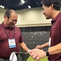 米国メンバーと談笑する東利樹（左）。拠点は異なるが、同じ志を持つ仲間との会話の中心は、やはりシャフトについて