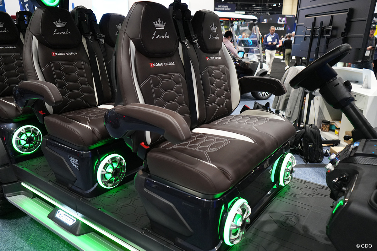 椅子の下にもスピーカーを完備