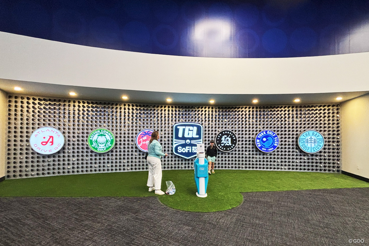 入り口付近に設置された各チームのロゴ