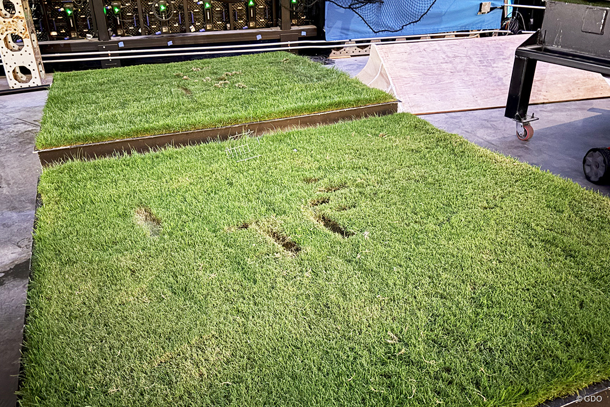 選手が打った後の芝が置かれていた