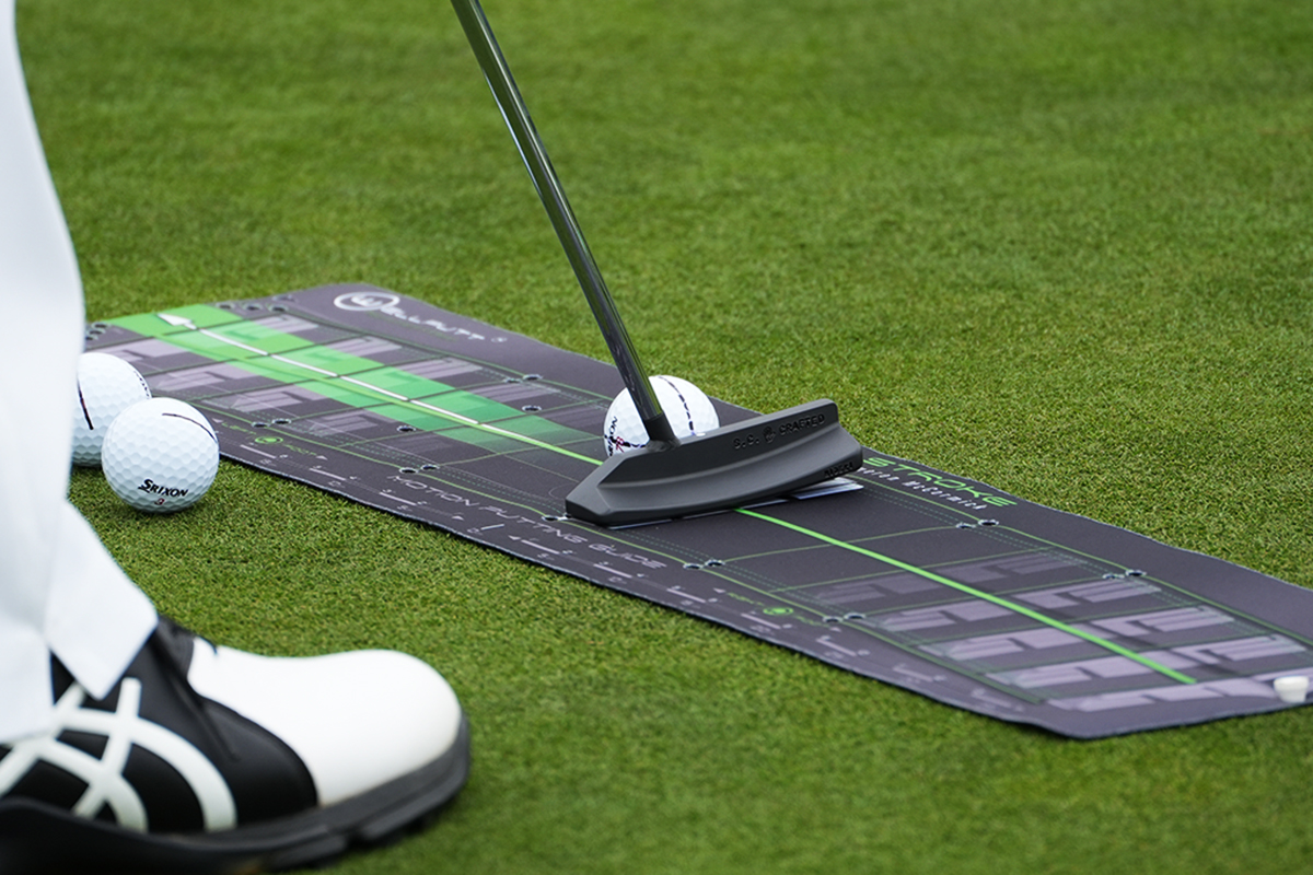 完全なセンターではなくややヒール側にシャフトが装着されている