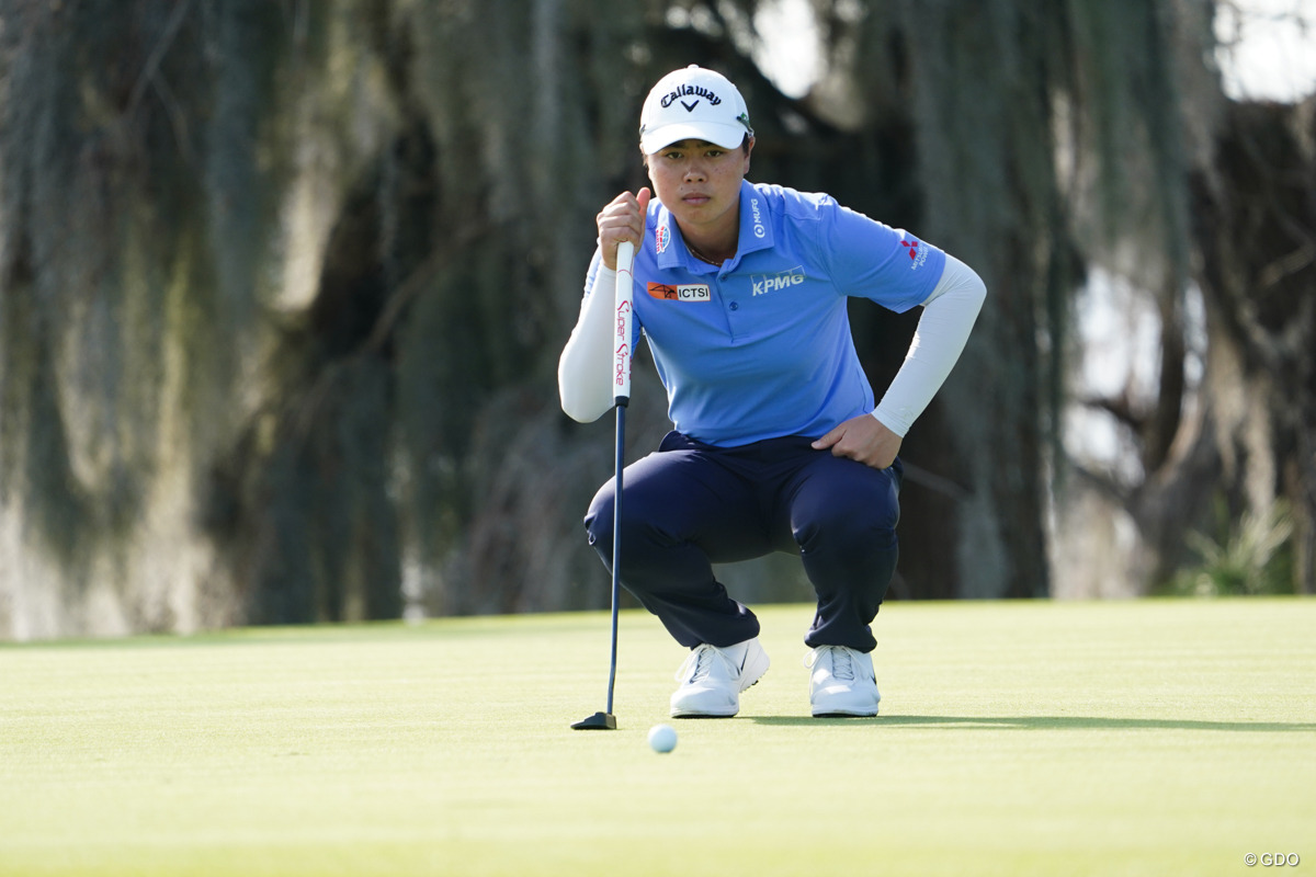 いい距離のパッティングを沈める場面も