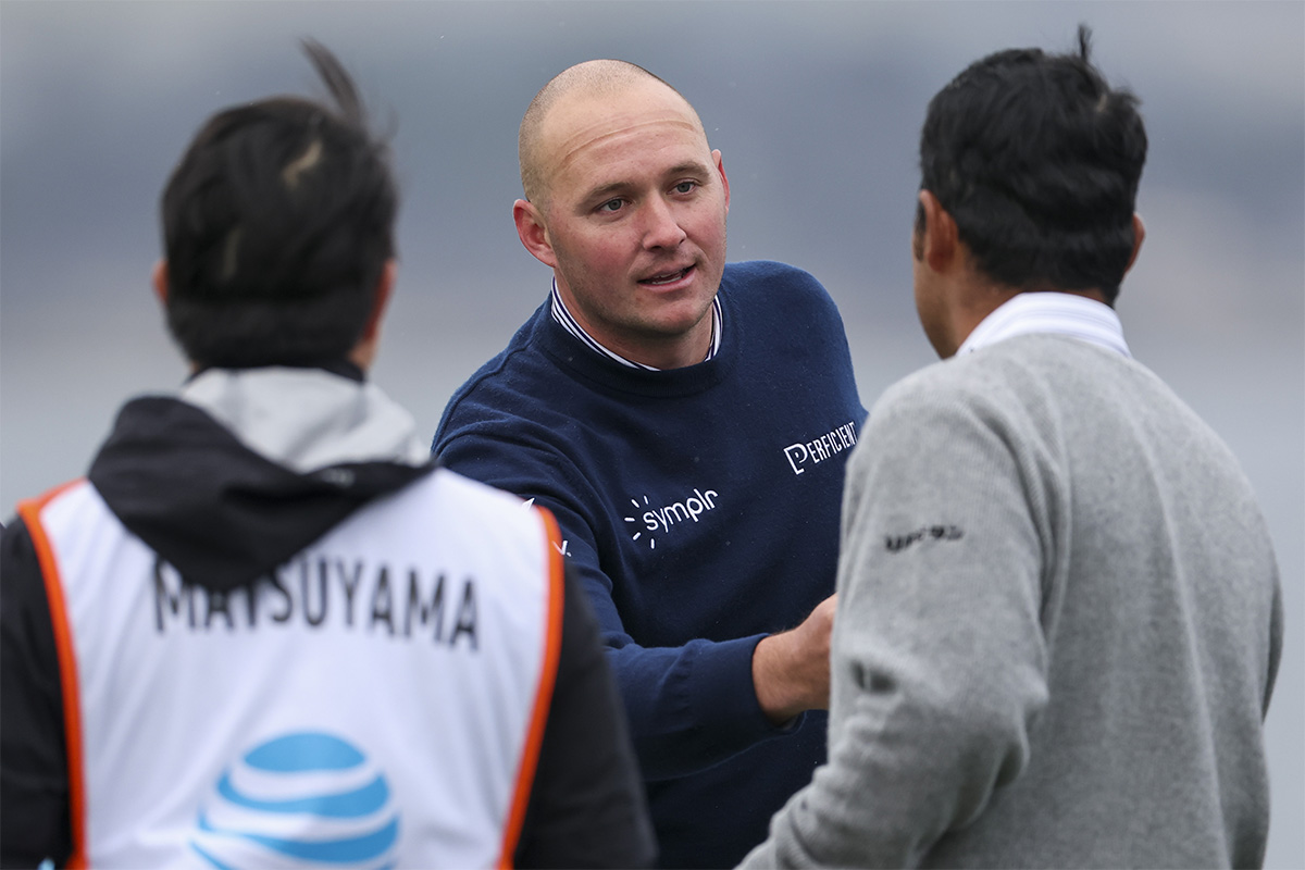 松山英樹と握手を交わすセップ・ストラカ（Harry How/Getty Images）