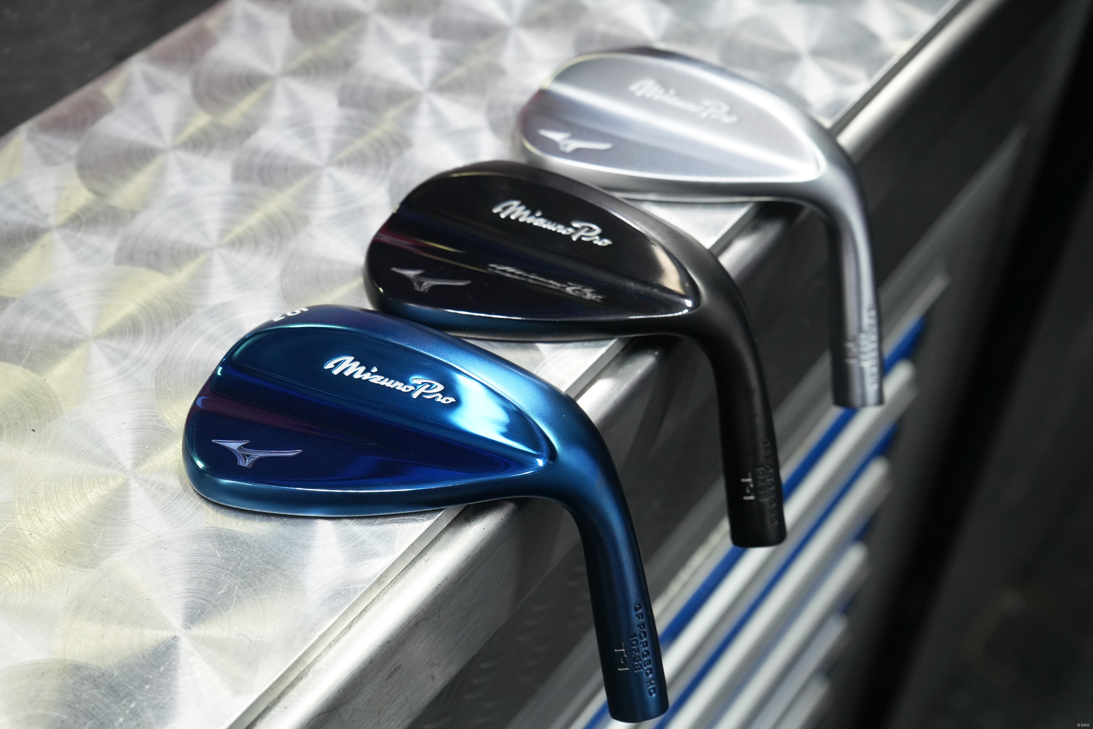 T-1ウェッジは青、黒、ホワイトの3機種