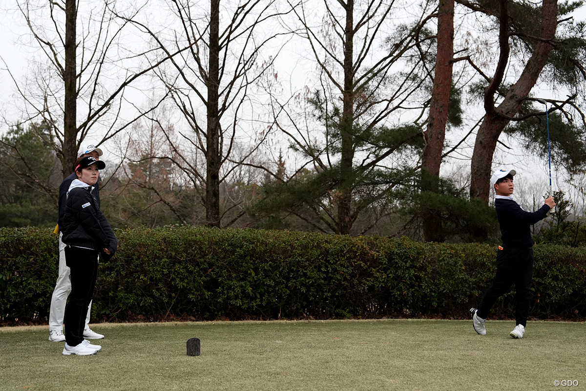 ジュニアゴルファーのティショットを見守る