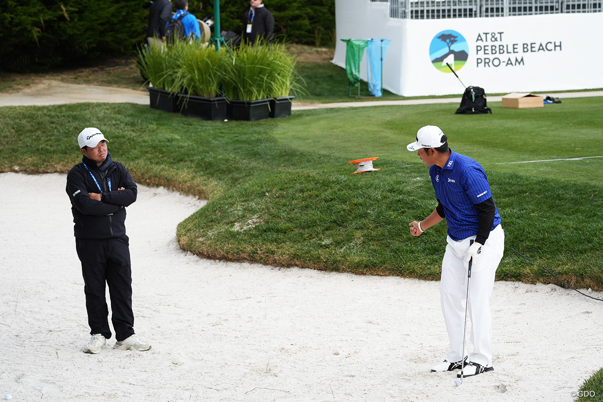 フェアウェイバンカーでショットの確認をする